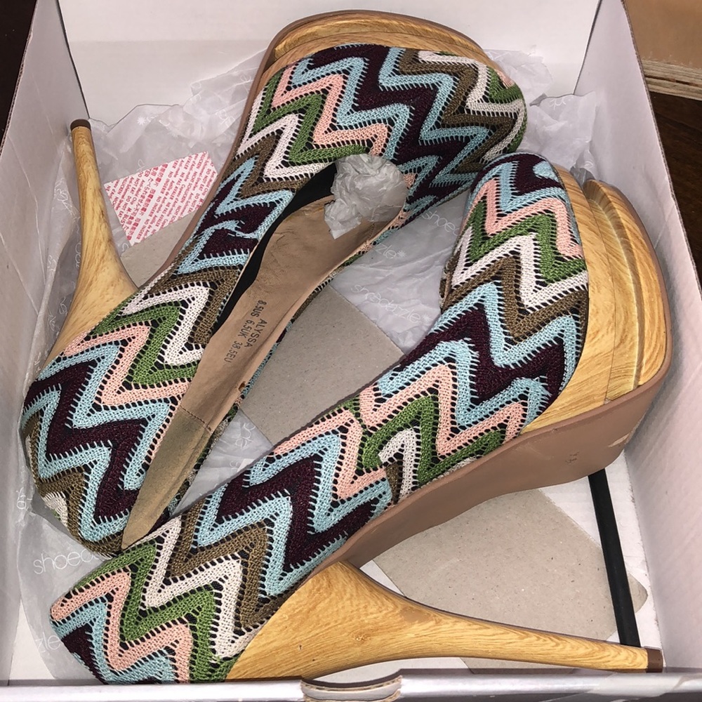 Shoedazzle Chevron Stripe Wood Heels